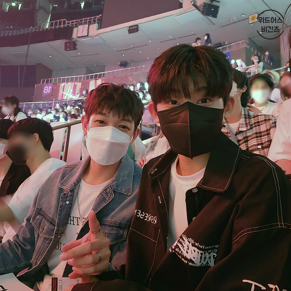 withus_audition's tweet photo. [#위드어스비긴즈]
아직까지도 꿈만 같은 하이라이트 선배님들 콘서트 현장! 지금까지도 그 때의 설렘이 남아있는 것 같아요!😄😄
⠀
#위드어스 #withus #withusbegins https://t.co/4tHgAUIX0b