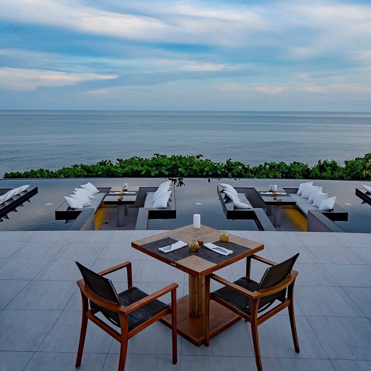 silavadeeresort's tweet photo. Chilling and photogenic spots that we would recommend.
📍 in the room / pool villa
📍 Swimming pool
📍 Beach
📍 Star bar

📸 อยากรู้จักโลกกว้าง
#silavadeeresort #silavadeesamui 
#samui #thailand https://t.co/jvjHGOvBb4