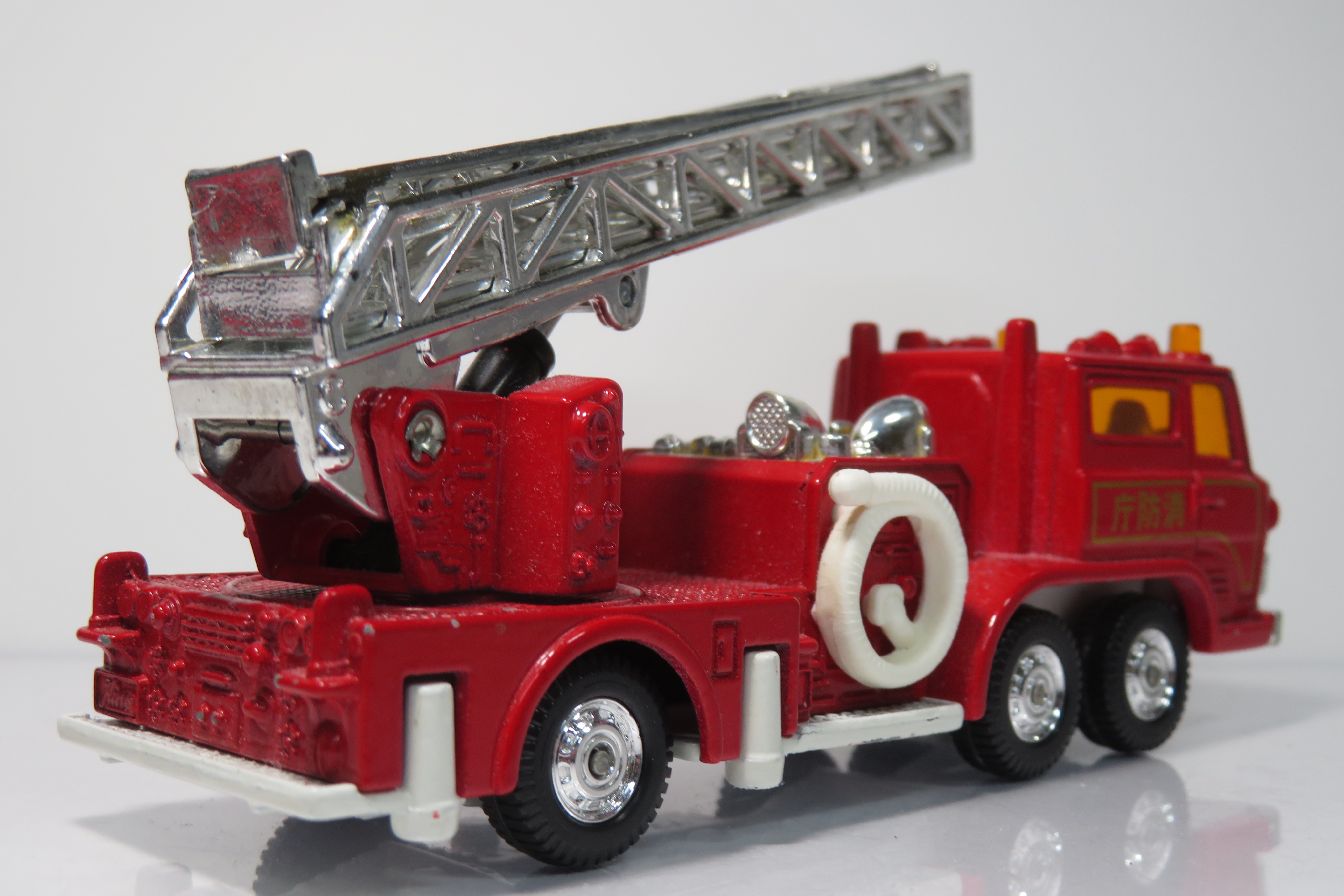 Y30vip Rt Pix Eos D25 日野ハシゴ消防車 日野tc トミカダンディシリーズで販売された日野 ハシゴ消防車 通常トミカ29 2で販売された梯子車と同じで日野tcを再現しています 通常トミカと異なり 梯子が金属製でリアルです 詳細は動画32秒から