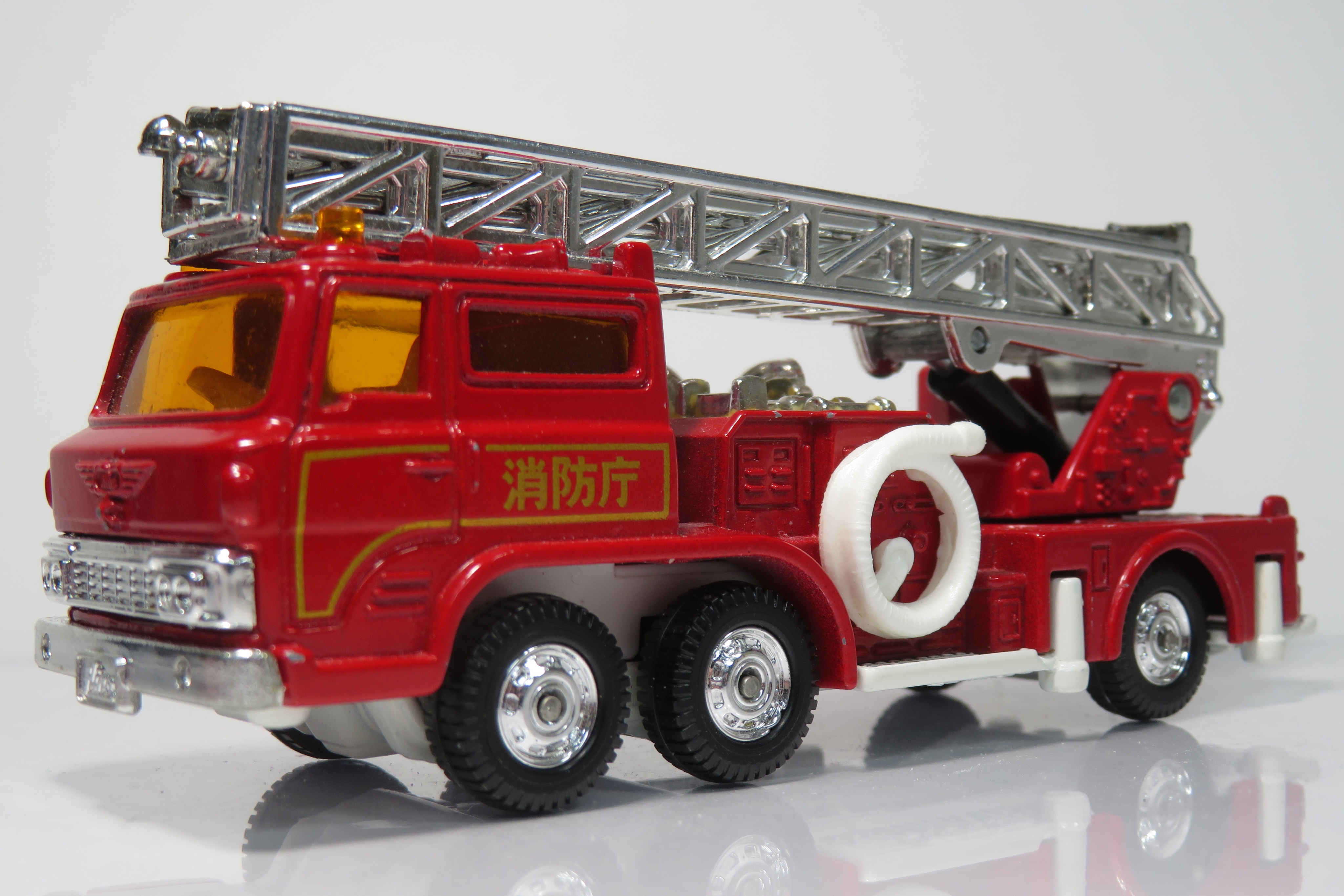 Y30vip Rt Pix Eos D25 日野ハシゴ消防車 日野tc トミカダンディシリーズで販売された日野 ハシゴ消防車 通常トミカ29 2で販売された梯子車と同じで日野tcを再現しています 通常トミカと異なり 梯子が金属製でリアルです 詳細は動画32秒から