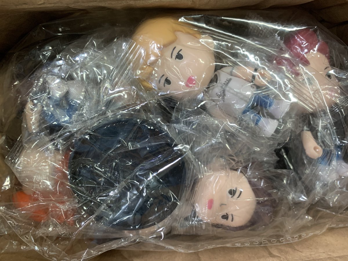 beyourayang's tweet photo. Masha Allah, ada bapa2 seumuran bapa gue sering gue sebut “ngkong” di kantor tiba2 ngasih ini di laci meja gara2

“Suka kpop yang?”
“saya mah suka nya Exo pak ngkong bukan kpop keseluruhan” 

Bener2 ngadi2, ternyata doi pesen lewat shopee.. pantesan minta bantuin tf ke sopi😭😭 https://t.co/xxxKybiXEn