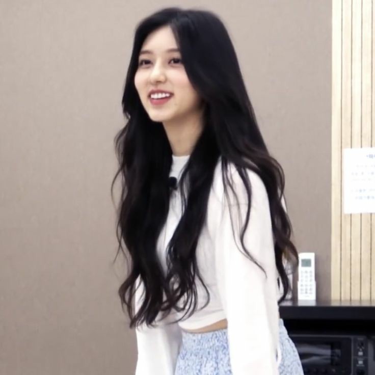 gaeulzip's tweet image. black haired gaeul was a legend