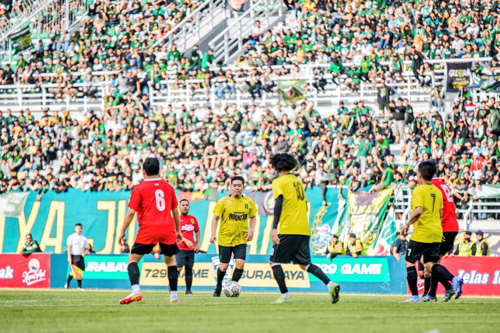 Kenapa Surabaya gak jadi salah satu tuan rumah piala presiden?? Padahal GBT jadi salah satu host piala dunia u-20, secara peringkat musim kemarin Persebaya juga masuk 5 besar apa itu tidak dijadikan pertimbangan yah 

GBT juga punya kapasitas stadion yang cukup besar loh 

<a href="/PSSI/">PSSI</a>