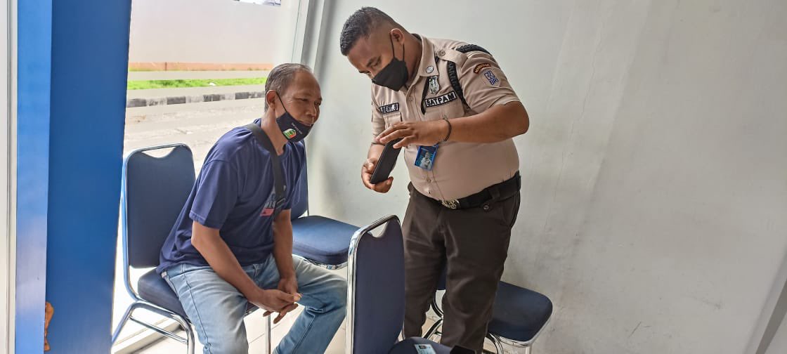 GittaGitul's tweet photo. Melayani dengan setulus hati pak satpam nya bestiie 😍😍😍 gagah pula bapak satpam nya 🤭 pasti satpam BRI pemberani semua nih 💪🏻👦🏾💪🏻 #SatpamBRISigap #ROjayapura https://t.co/yJDm1k84PK