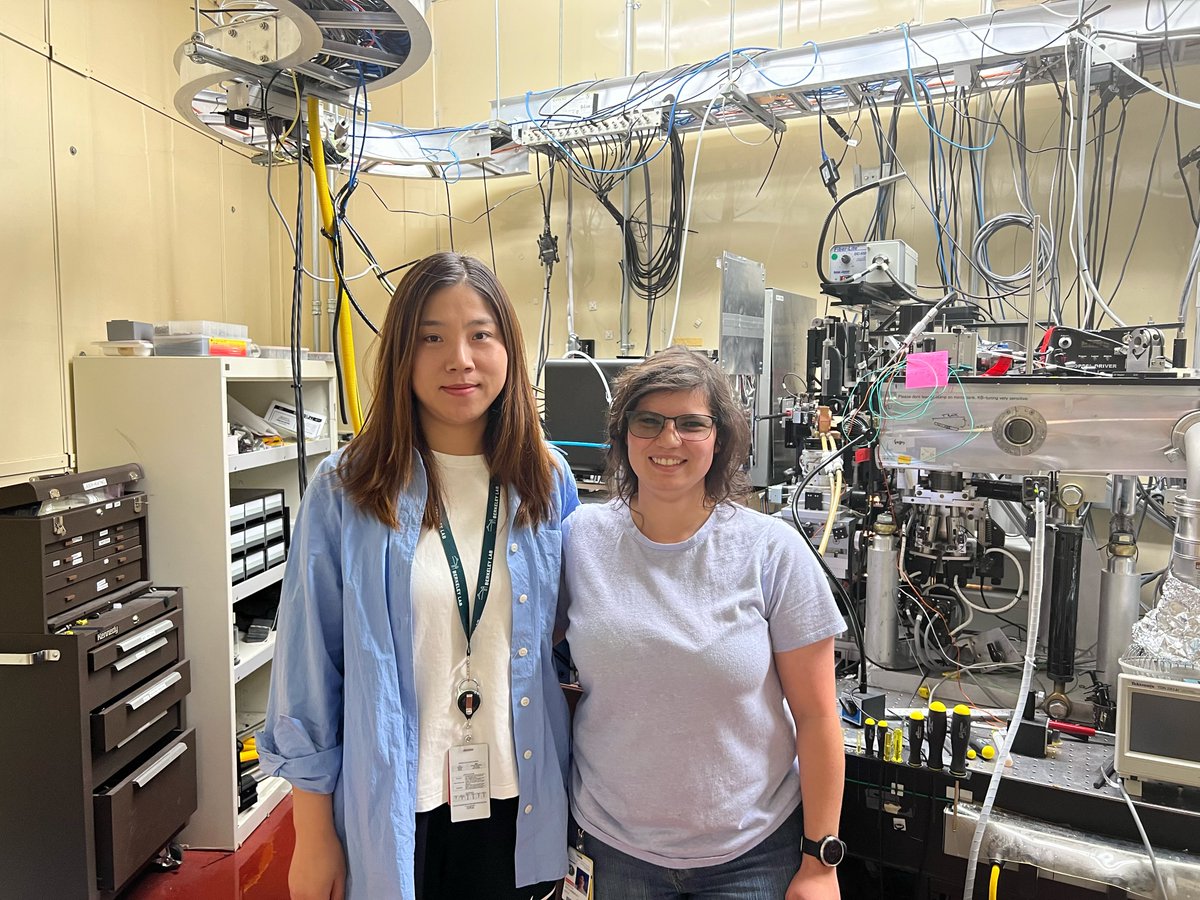 Yanlab9's tweet photo. How long can you go without sleep? Our Cindy and @LyuTengteng worked on the extreme condition experiments non-stop for 72 hours @BerkeleyLab #chemistryunderextremeconditions https://t.co/4p51fBKot2