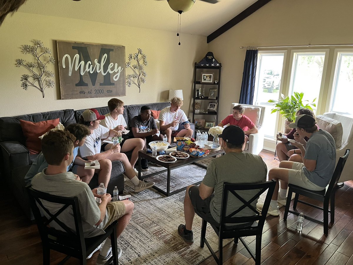 CoachMarley's tweet photo. Enjoyed having this coming years seniors over this afternoon for games, vision, dreaming, &amp; fellowship!!  #RISEABOVE #GoodBrownies2 https://t.co/swnTASVu8Q