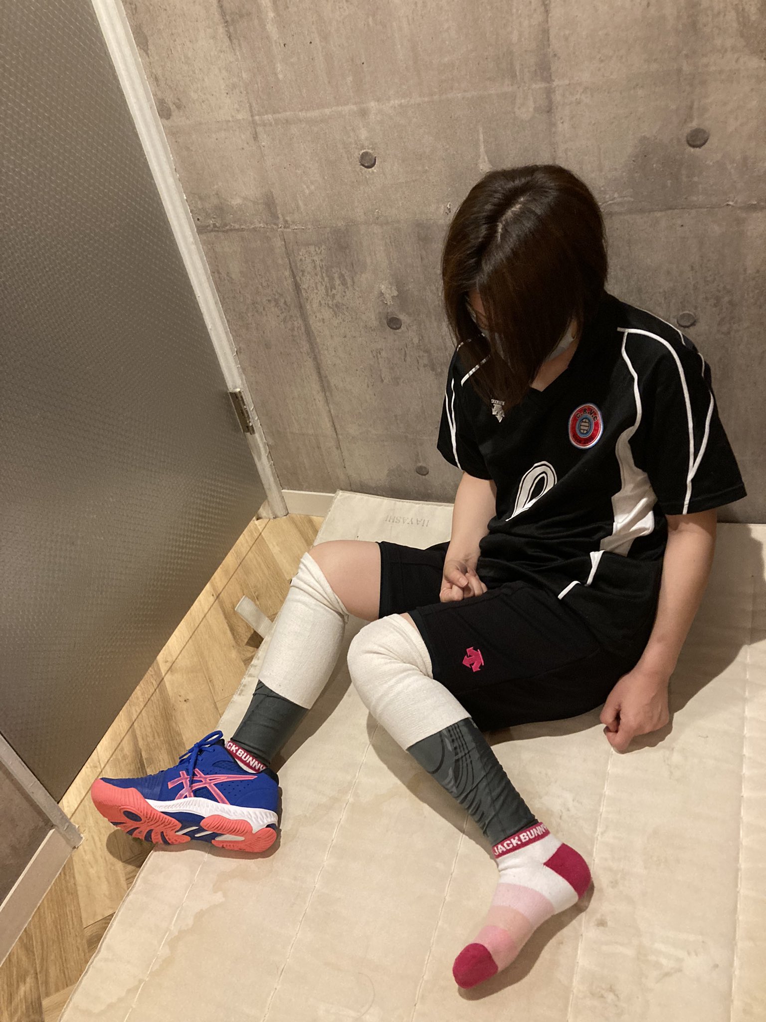 Nen Er 左足首を捻って 捻挫 靭帯損傷 靭帯断裂か 立つことの出来ないセッター 激痛で 壁に寄っかかって 動けません アイシングをしないといけないので バレーシューズ サポーターを剥ぐ時に セッターからは 激痛で 大きな悲鳴が
