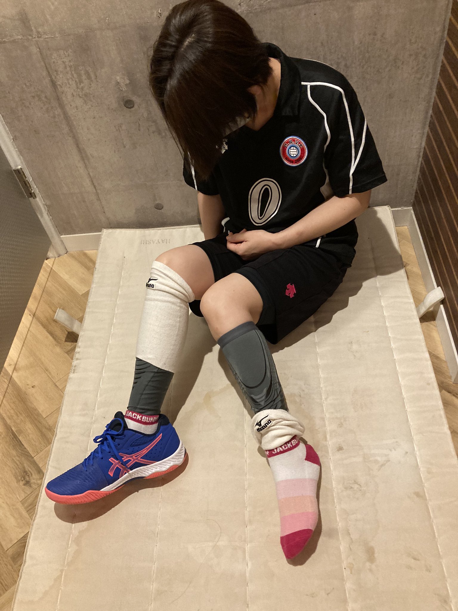 Nen Er 左足首を捻って 捻挫 靭帯損傷 靭帯断裂か 立つことの出来ないセッター 激痛で 壁に寄っかかって 動けません アイシングをしないといけないので バレーシューズ サポーターを剥ぐ時に セッターからは 激痛で 大きな悲鳴が
