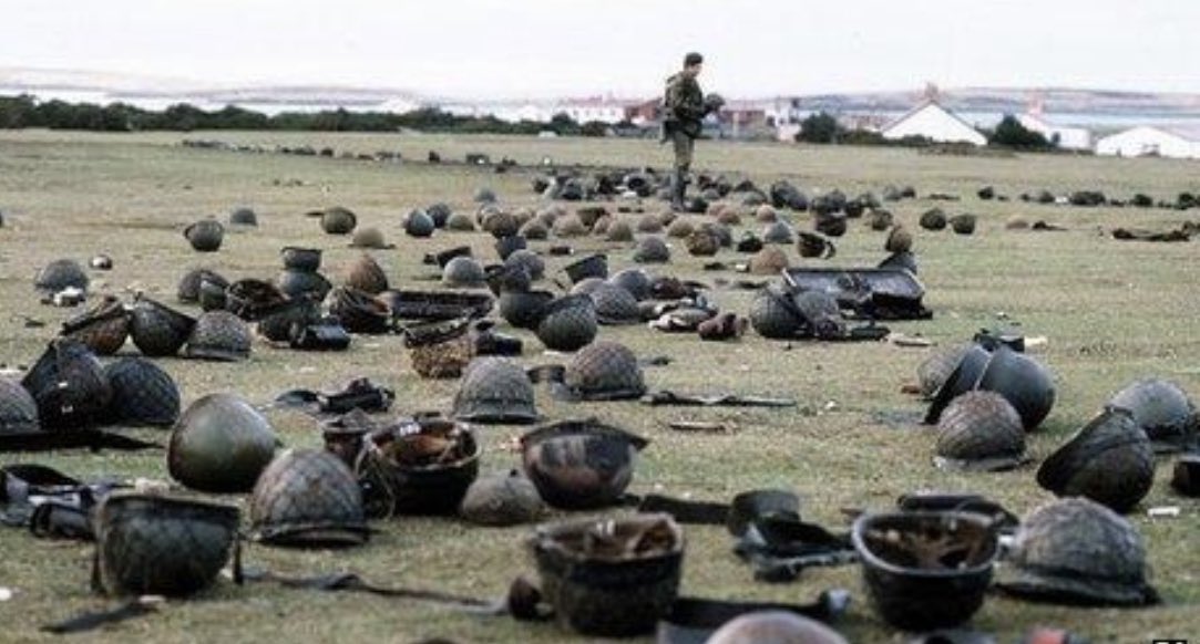 TheParachuteReg's tweet photo. #OTD @2PARA_HQ fought and defeated an Argentine force over twice their size at Goose Green. The battle was costly but set the tone for the British Land Campaign to recapture the Falklands.
A remarkable feat of arms.
#UtrinqueParatus

https://t.co/nzOoCrcvJQ https://t.co/vASEg7CfGs