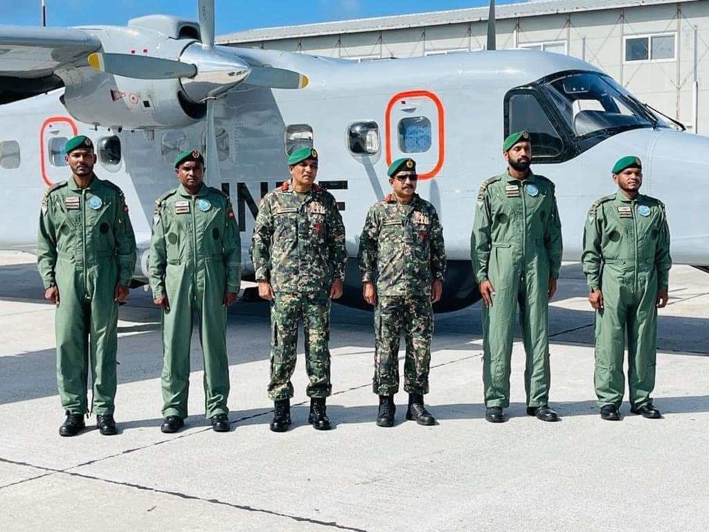 މި ފޮޓޯ ނެގިފަހުން  މީގެތެރެއިން ކިތައްމީހުން ވަކިވެއްޖެތޯ، އަދި މީގެން ޕައިލެޓެއް  މީގެން ބޯޓެއް ހެލިކޮޕްޓަރެއް ދުއްވާފިތޯ؟ މި ގައްދާރު ސަމާލް ކަލޭ ޖަވާބްދާރީ ކުރުވޭނެ.
<a href="/MNDF_Official/">Maldives National Defence Force</a> 
<a href="/CDFofMNDF/">Chief of Defence Force</a> 
<a href="/zein_zenin/">W</a> 
@TakeeTakei 
<a href="/Muhmed_Ismail/">Mohamed Ismail</a> 
@Mamdhooha2014 
<a href="/DhivehiOne/">Aboriginal Abdul 😎</a> 
<a href="/alimuaz/">Ali Muaz</a>