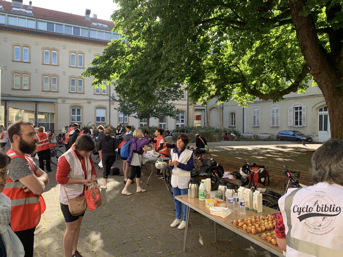 #Nancy ville départ de ⁦@Cyclo_biblio⁩ , 330km à travers la Lorraine pour un peloton international de bibliothécaires sur-motivés 🚲📚😃