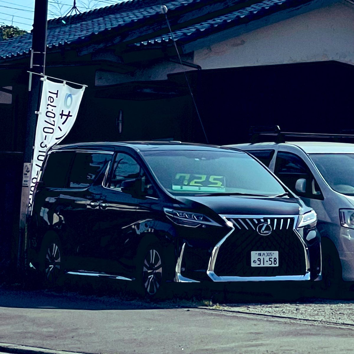 5AT_37J's tweet photo. およよｯ 早くも中古売り出し？🤭
またこんな所で…
職場近くで輸���代理やってるらしいけど、新車はとても一般人が手出せるプライスじゃ…💧
#LM300h ？ https://t.co/FzNJIbPe7o