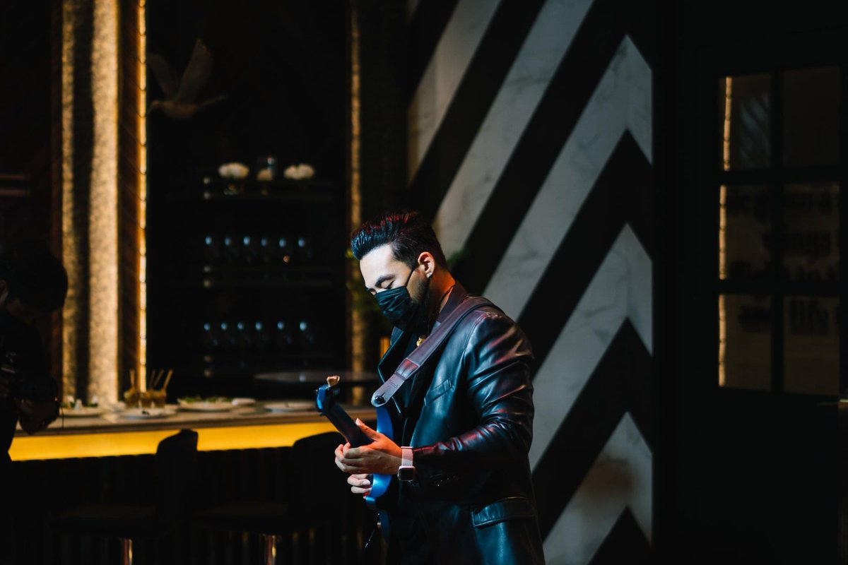 AmpAmpp's tweet photo. หล่อ หล่อมาก หล่อที่สุด 
ใส่แมสก็ยังหล่อ🤟🏻😎 

#chawcocktail 
#cheerscocktail 
#fotosensation https://t.co/g79byFVDmd
