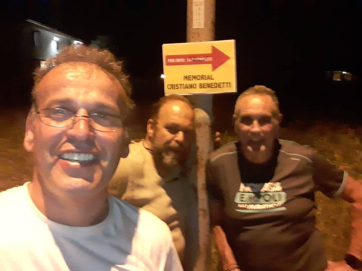 #Memorial Cristiano Benedetti
Queste frecce indicano il percorso.
Le hanno sistemate i volontari lungo tutto il percorso.
IMPORTANTE: i partecipanti devono rispettare il codice della strada, agli automobilisti chiediamo attenzione e un po' di pazienza
È tutto per una buona causa!