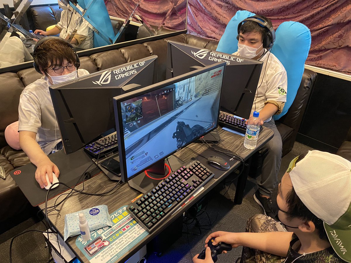 ePARA_official's tweet photo. #FPSFortia
#Apex チームのブース
色々な人が参加してくれてる〜
頑張れ〜٩(๑'ω'๑)و
#ePARAユナイテッド
YouTube配信: https://t.co/2lxVuSg8lN
#ePARAカーニバル
#ePARA_CARNIVAL #ePARA #バリアフリーeスポーツ @sycom_jp #yogibo https://t.co/sHxGecRL2q