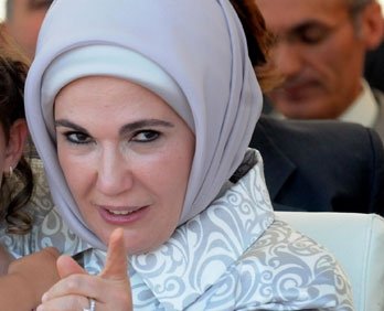 Muz Cumhuriyeti'nde dahi olmaz bu;

Çevre Kanunu'nda yapılan değişiklik ile Tüm Türkiye kıyılarını kapsayan mapa ve şamandıra ihale verme yetkisi Emine Erdoğan'a verildi.