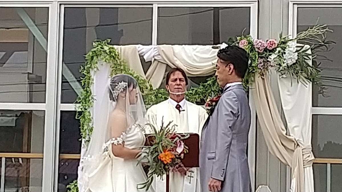 FMpikkara's tweet photo. 先日…
#柏崎 のNewスポット
#ハコニワ で #結婚式 が行われました❗️
#ハコニワ にある8つのお店が連携した結婚式は
#LightWeddingFun がプロデュース
柏崎出身の新婦が故郷でのアットホームな式を…と行われました💒
貸し切りでは無い為
偶然居合わせた方からの祝福も👏
どうぞお幸せに☺️ https://t.co/9VOpKZCz2N