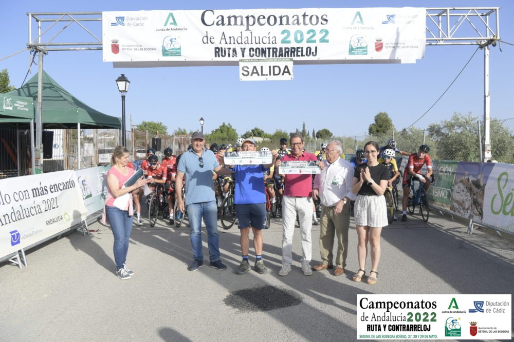 ✂️🚴🏻‍♂️Corte de cinta para abrir en Setenil de las Bodegas la segunda jornada de los #campeonatosandaluciacarretera2022
