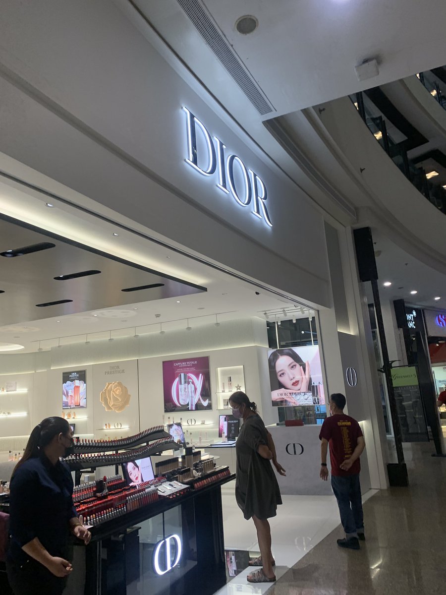 globalblinker's tweet photo. I met jisoo today https://t.co/8UlClOBTUi
