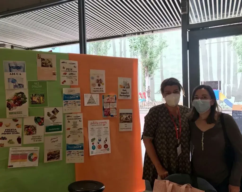 nursescsi's tweet photo. 👏👏 #dianacionalalimentació lema  #pescaisalut i ho celebrem al mercat #sagradafamília #collblanc la nostra nutricionista #atenciócomunitàriaCSI @EvaEvarodri juntament amb #SoniaTortajada @salutpublicabcn  resolvent dubtes dels visitants. @ProjecteICI_LH @ConsorciCSI #somCSI https://t.co/ElqVeoZ4nX