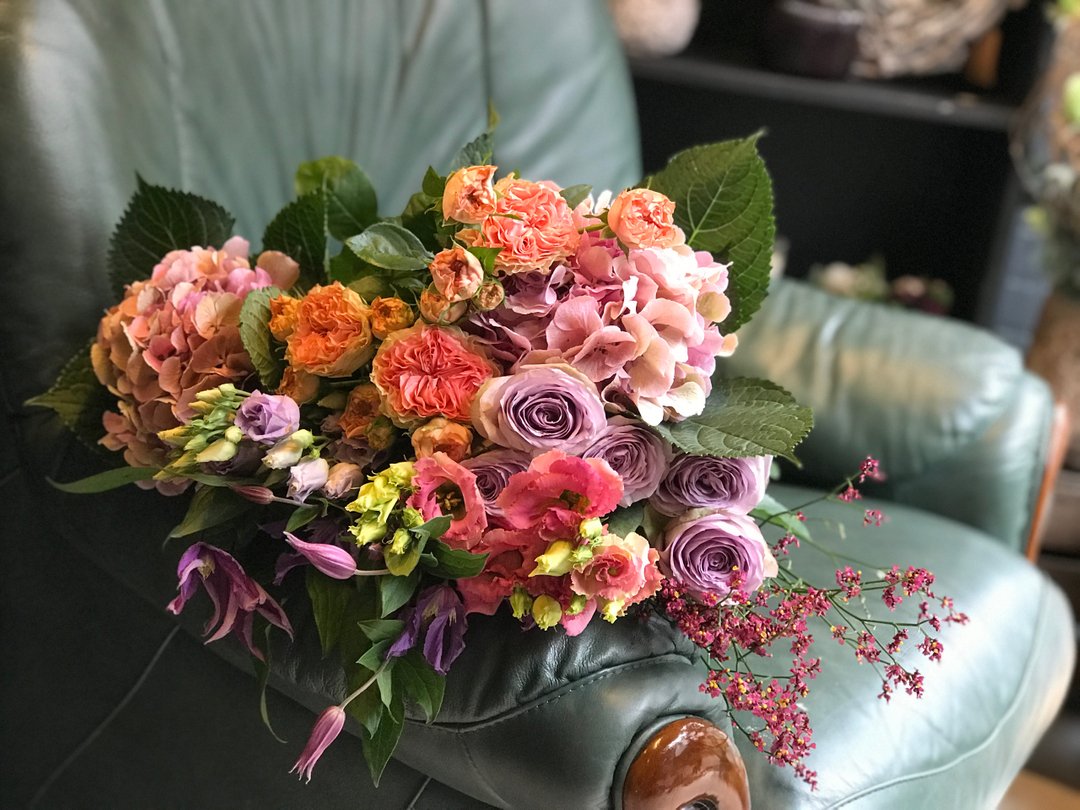 'Happiness is to hold flowers in both hands' - Japanese Proverb
🌸🌼

#flowers #bouquet #handtiedflowers #roses #hydrangea #lisianthus #florist #maidstoneflorist #maidstoneflowers #kent #kentflowers #kentflorist #vinettaflowergallery #bouquetoftheday #freshflowers #localdeliv