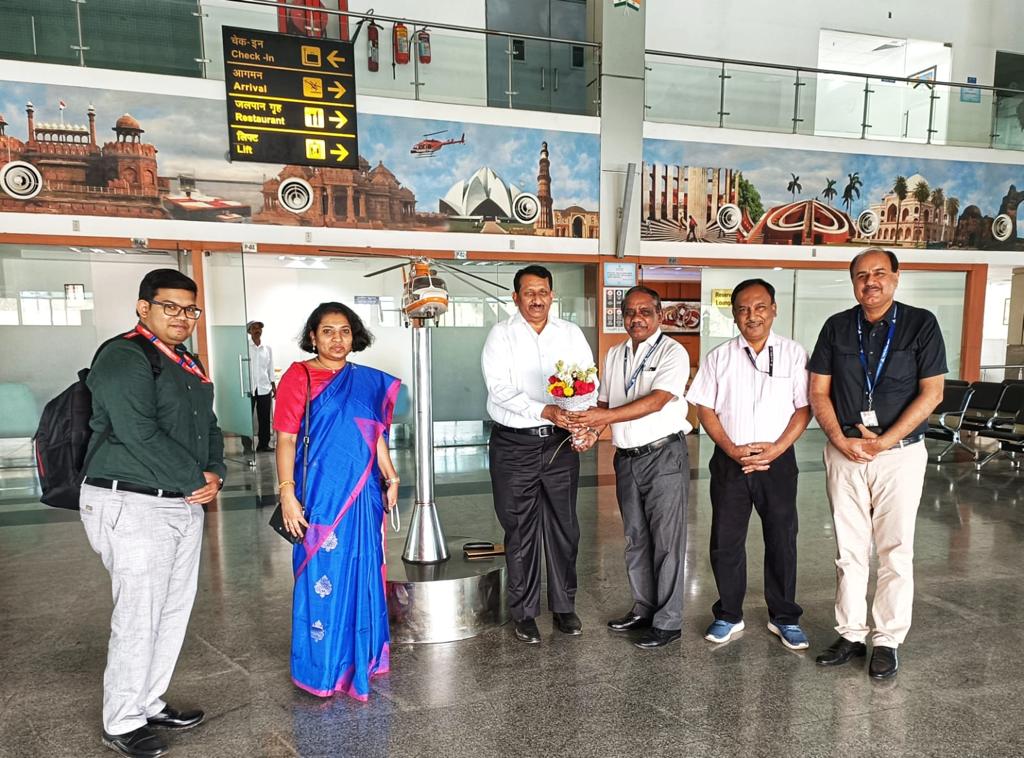 PawanHansLtd's tweet image. Govt of Karnataka Officials led by Ms Hepshiba Rani Korlapati
Joint secretary to Government 
Infrastructure development , ports and inland water transport department, visited Rohini Heliport today.