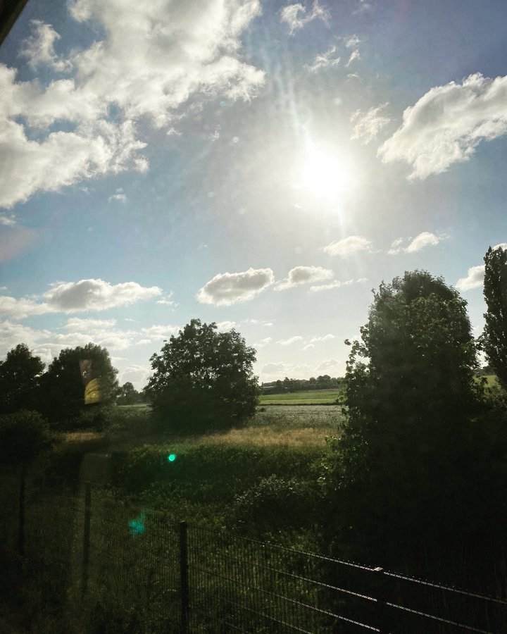 JaapdeVries20's tweet photo. Het blijft op deze zaterdag zo goed als overal droog en geregeld schijnt de zon. Er waait een matige tot vrij krachtige zuidwestenwind. Het wordt dan vandaag ook niet warmer dan 15-16 graden. Vanaf begin juni wordt het aanzienlijk warmer en zonniger. #lente #veluwe https://t.co/n4QdUzIy5P