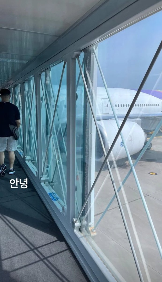 ximon_official's tweet photo. [📸] XIMON is going on Thailand 🇹🇭 On his insta live he said that he wanted to meet MOONZ there in Thailand and have a coffee date with MOONZ 🇹🇭🌙 https://t.co/SQblev7gmU