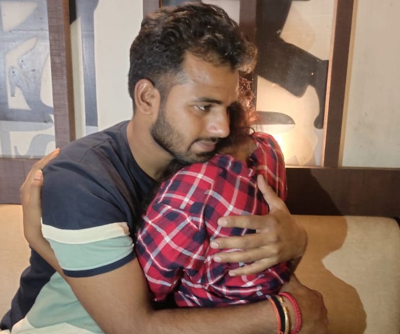 आजमगढ़ अभिषेक ने राजभर समाज की एक गरीब बच्ची को बहला फुसला कर अपने जाल में फँसाया शारीरिक संबंध बनाया फिर फोटो वाइरल के नाम पर चार लाख रुपए लिया फोटो भी सार्वजनिक कर दिया 
बच्ची को जान से मारने की धमकी दे रहा है पुलिस और भाजपा नेता भाई डब्लू मिश्र मामले को दबाने मे लगे हैं!