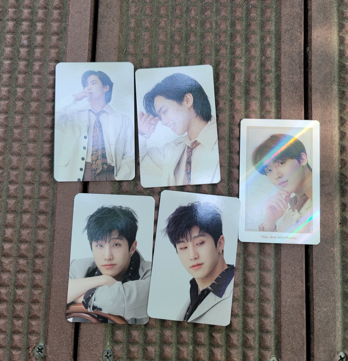 0uOMcD's tweet photo. 아스트로 트레이딩카드 교환
사진 속 트레카 진진 라키를 홀로그램 산하를 다른 산하 트레카로 교환하실분 있으시다면 디엠주세요. 

저:사진 속 포카
로하님: 홀로그램 제외 모든 산하 트레카 https://t.co/s4EpV9HgRN
