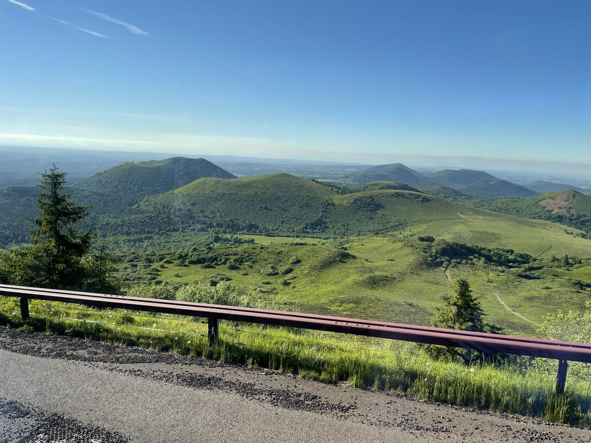 stephhuin's tweet photo. Moment magique au sommet du Puy-de-Dôme pour les 10 ans du #Panoramique, chanceux d'avoir pu le vivre avec une belle équipe d'amis 🙏
On a apprécié le plateau musical @RadioSCOOPOff  avec des artistes en grande forme : @Charlie_Winston, @TerrenoireLaVie, Stéphane et @Catsontrees https://t.co/6lEwmxjXHw