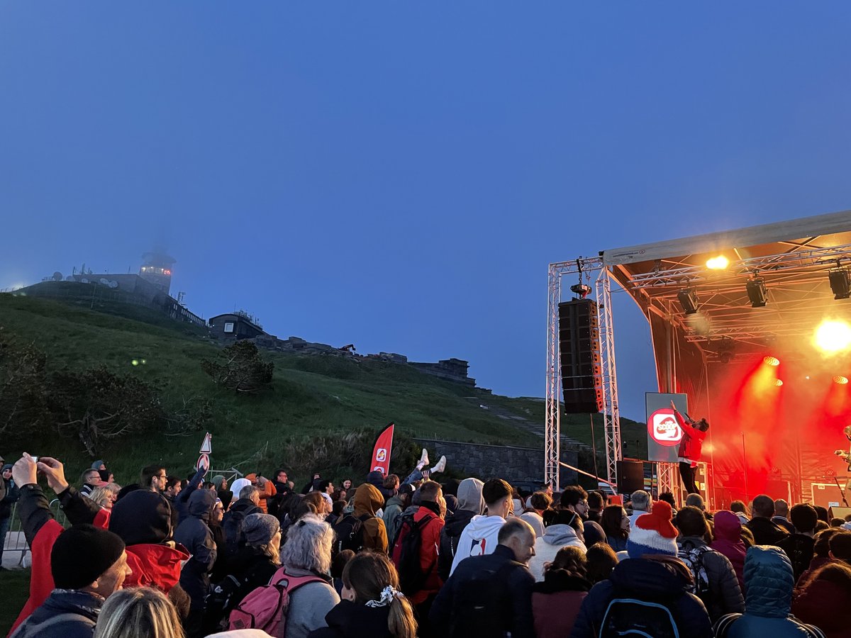 stephhuin's tweet photo. Moment magique au sommet du Puy-de-Dôme pour les 10 ans du #Panoramique, chanceux d'avoir pu le vivre avec une belle équipe d'amis 🙏
On a apprécié le plateau musical @RadioSCOOPOff  avec des artistes en grande forme : @Charlie_Winston, @TerrenoireLaVie, Stéphane et @Catsontrees https://t.co/6lEwmxjXHw