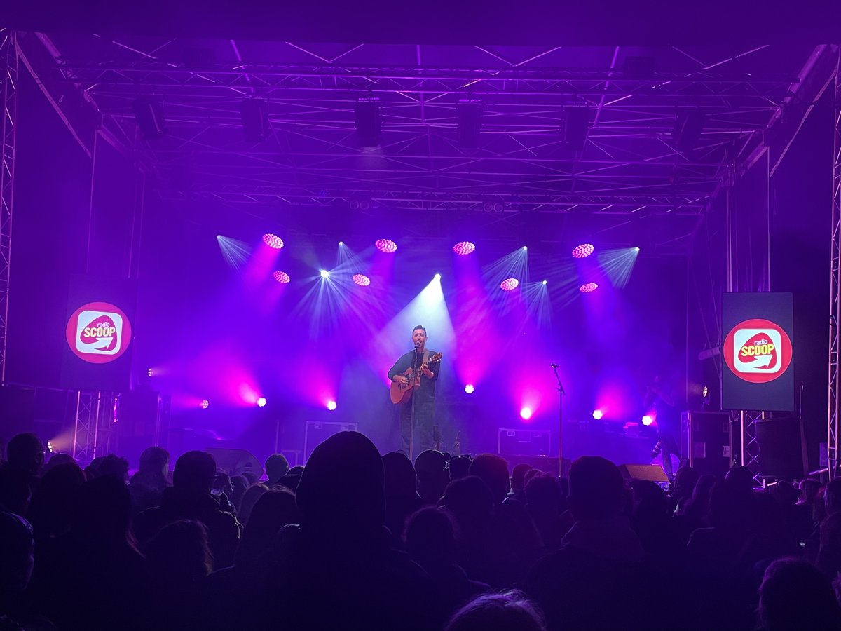 stephhuin's tweet photo. Moment magique au sommet du Puy-de-Dôme pour les 10 ans du #Panoramique, chanceux d'avoir pu le vivre avec une belle équipe d'amis 🙏
On a apprécié le plateau musical @RadioSCOOPOff  avec des artistes en grande forme : @Charlie_Winston, @TerrenoireLaVie, Stéphane et @Catsontrees https://t.co/6lEwmxjXHw