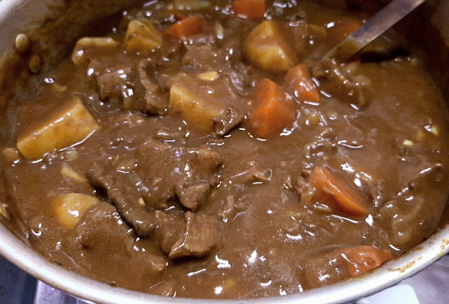 トモジ 夕飯準備整いました 牛肉たっぷりカレー 完成 ステーキ用と薄切り肉を午前中 からコトコト煮込みバーモントカレーとゴールデンカレーのルゥを加え最後にウスターソースとケチャップを隠し味に サラダは春菊のチョレギサラダ 後は長芋の千切りを