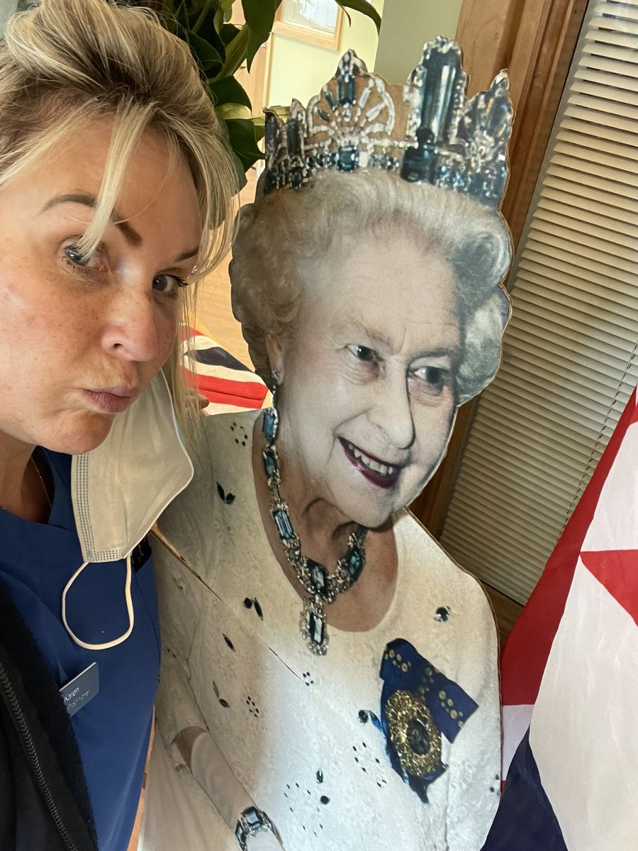 klroe16's tweet photo. Just finished a night shift @NuffieldHealth when Elizabeth stopped me for a selfie 🇬🇧 https://t.co/Q490RQ8hx7