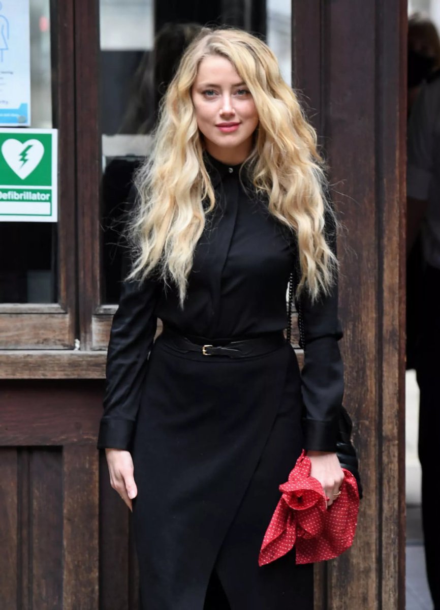 sigme10's tweet photo. She deserves the world #IStandWithAmberHeard https://t.co/uLzoPISsuU