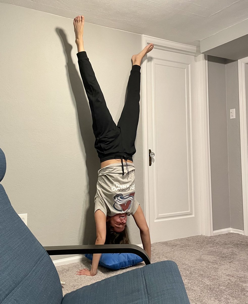 RACH_TOS's tweet photo. I didn’t know what to do with all of my excitement so I did a handstand don’t ask me why ok #GoAvsGo @Avalanche https://t.co/KyQygtl5Pk