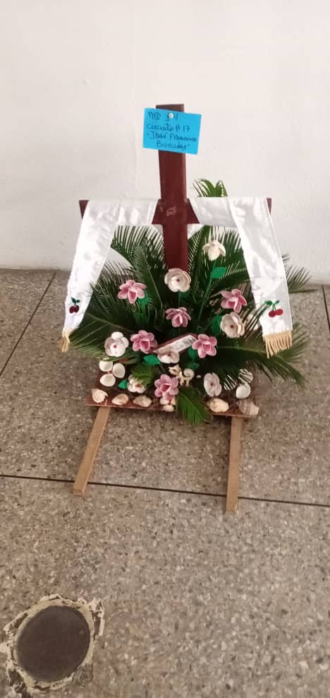 ceicerecitac17's tweet photo. 📌En el marco de celebrarse las festividades en honor a la Cruz de Mayo✝️se presenta nuestro grupo de danza para bailar la canción cerecita del cantautor Luis Mariano Rivera. Se expone la cruz del circuito 17. @MPPEDUCACION @educinicialmppe @_LaAvanzadora @ViceIP @zonaedusucre https://t.co/zmfWuVdgGm
