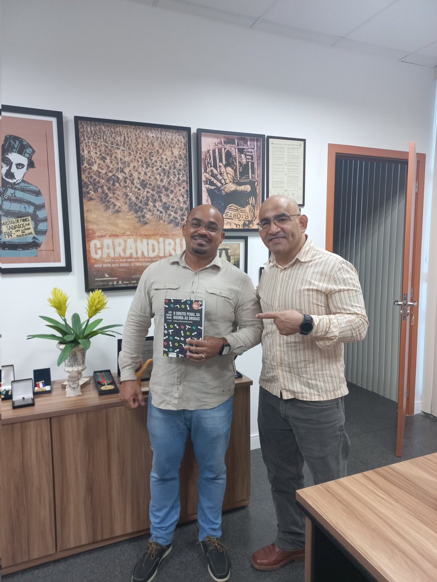 MpfReboucas's tweet photo. Aprendendo com o melhor! Um exemplo de ser humano "humano". Os quadros ali atrás são irados! @LuisCValois https://t.co/rl4CfNh8xK