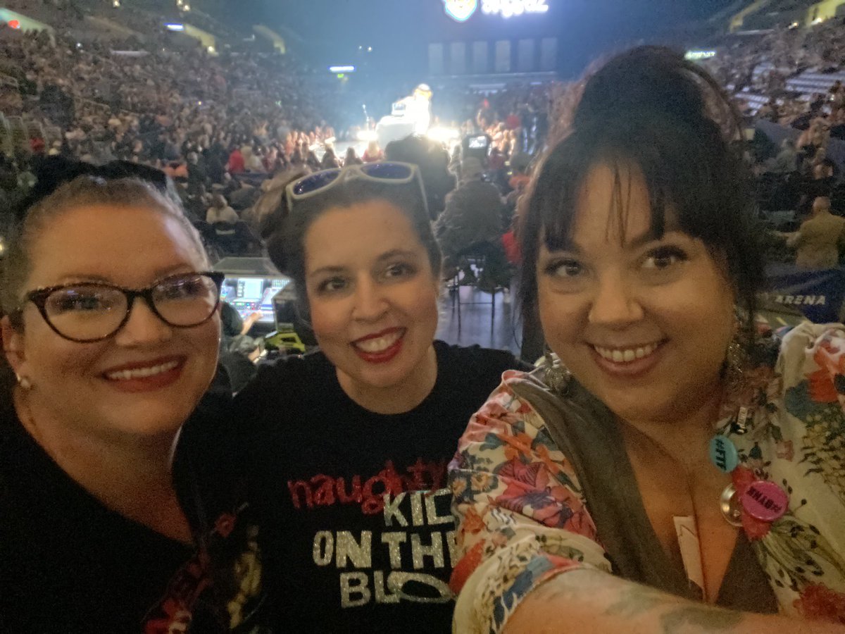 rattailnkotb's tweet photo. Just got a major seat upgrade!! LA- we love you!!! Have so much LA #blockhead fam!!! @DonnieWahlberg @dannywood @JonathanRKnight @joeymcintyre #MixtapeTour2022 #bhlove Follow us on Instagram (rattailnkotb) for all the pics and possible live action!! 🐀♥️ #flatchris https://t.co/EzLmGHNJwT
