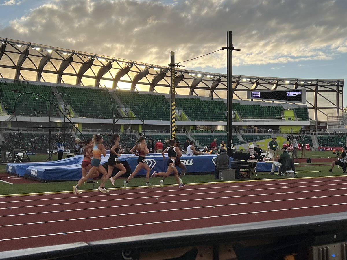 Bah gawd! Is that Steph Bruce’s music?! She just re-connected with the chase pack in the battle for third place and she’s in the mix, ladies and gentlemen.