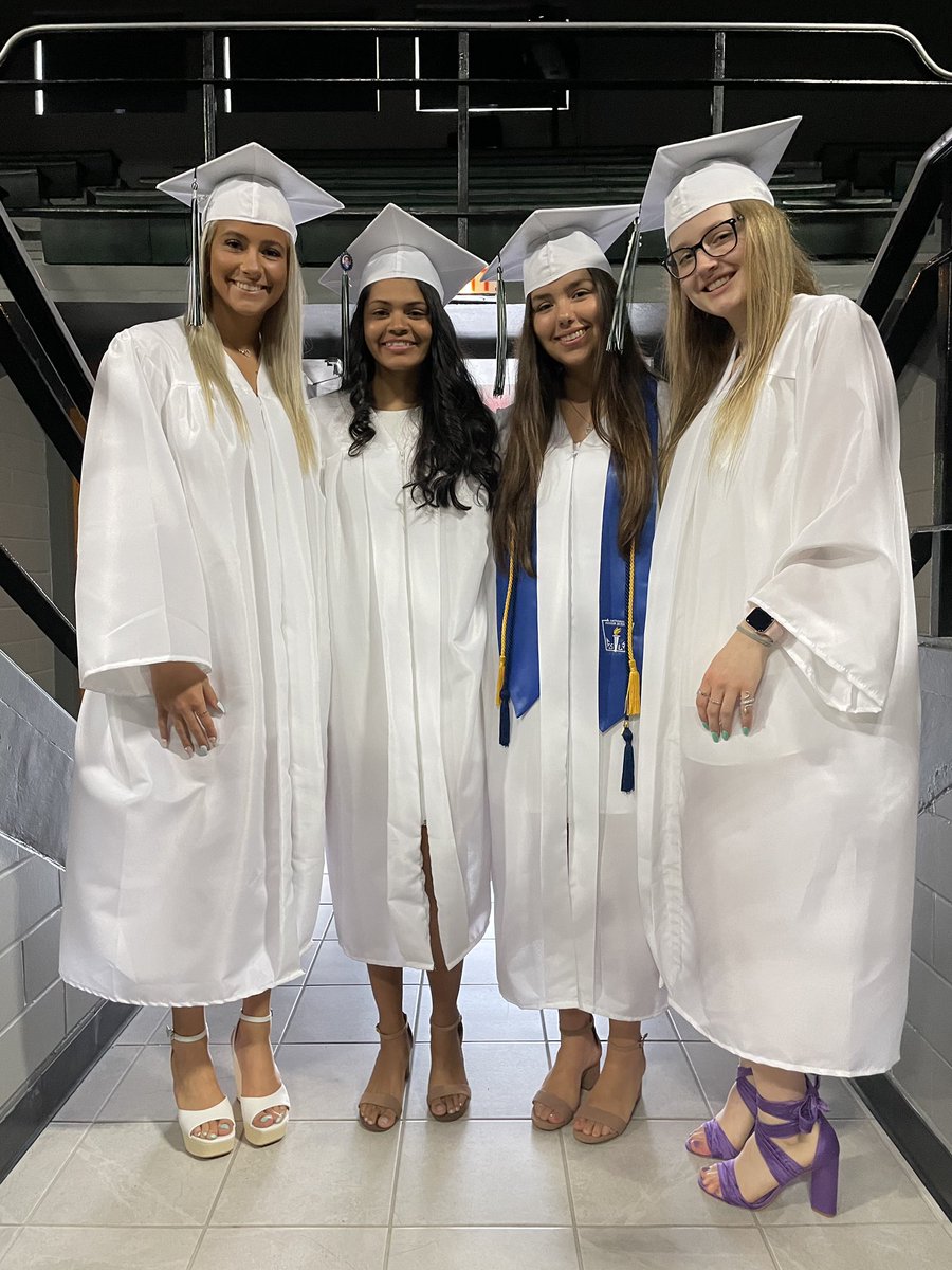 EC_Volleyball's tweet photo. Congratulations to these smart, beautiful ladies!! Enjoy the next chapter. Gonna miss you all 💚🏐 https://t.co/2Hj86vs07f