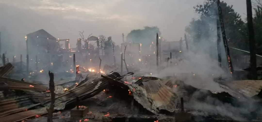 Chanapai247's tweet photo. During the early hours of May 28 morning, nearly 50 junta terrorists were seen burning the houses in #YinMarPin'a Lal-ngout village and firing their guns incessantly. Up till now, they haven't left the village and so locals are still away from their homes.
#2022May28Coup https://t.co/Gg2jTnUlhx