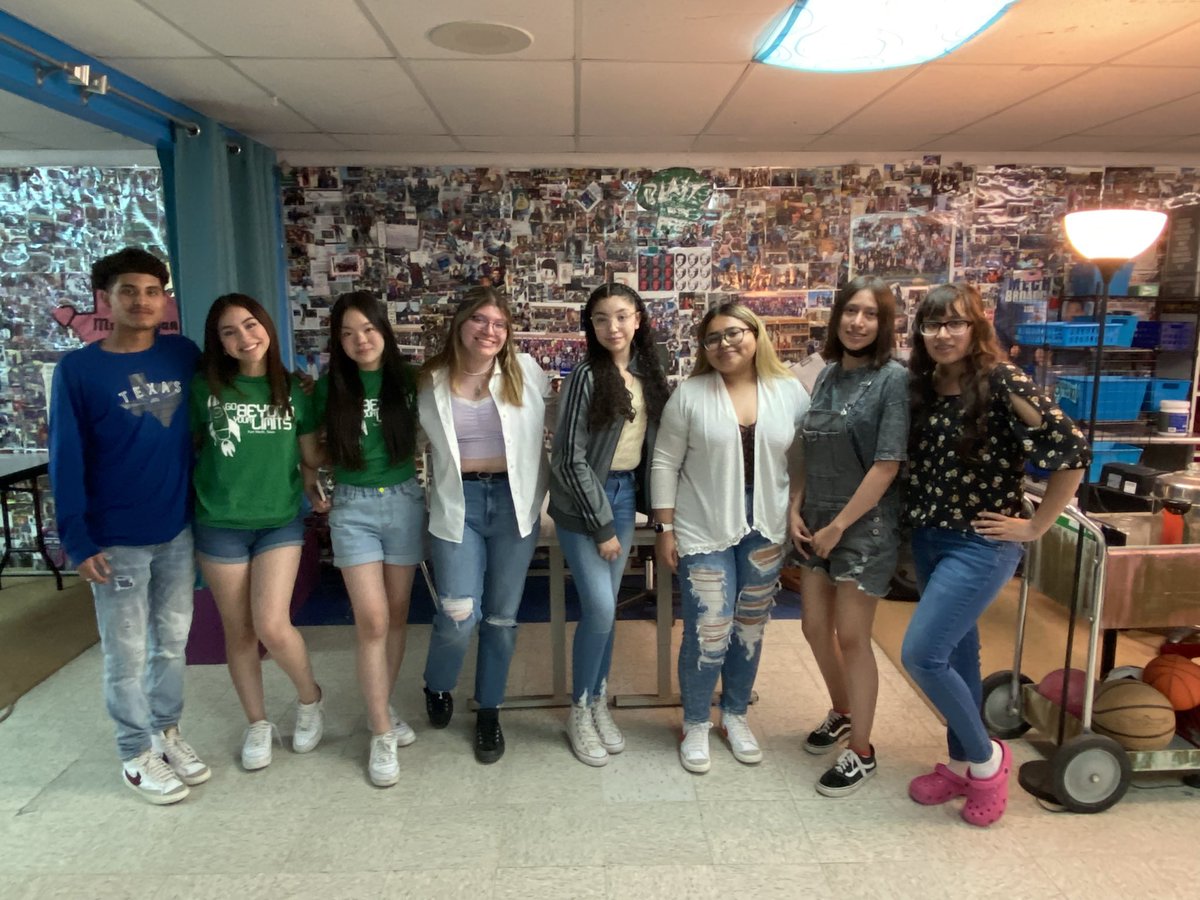 Dungan_MECHS's tweet photo. Passing the Student Council torch to a new group of impressive leaders as the 22-23 Student Council Officers. So excited to work with them for our #PhoenixFamily #TeamSISD https://t.co/geoiimQfoV