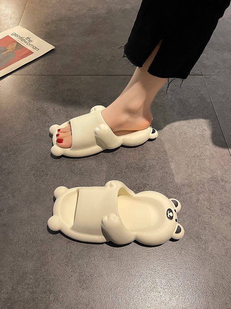 I can't tell the difference between head slippers and bear slippers. 
Lovely feet, slippers on the street😊