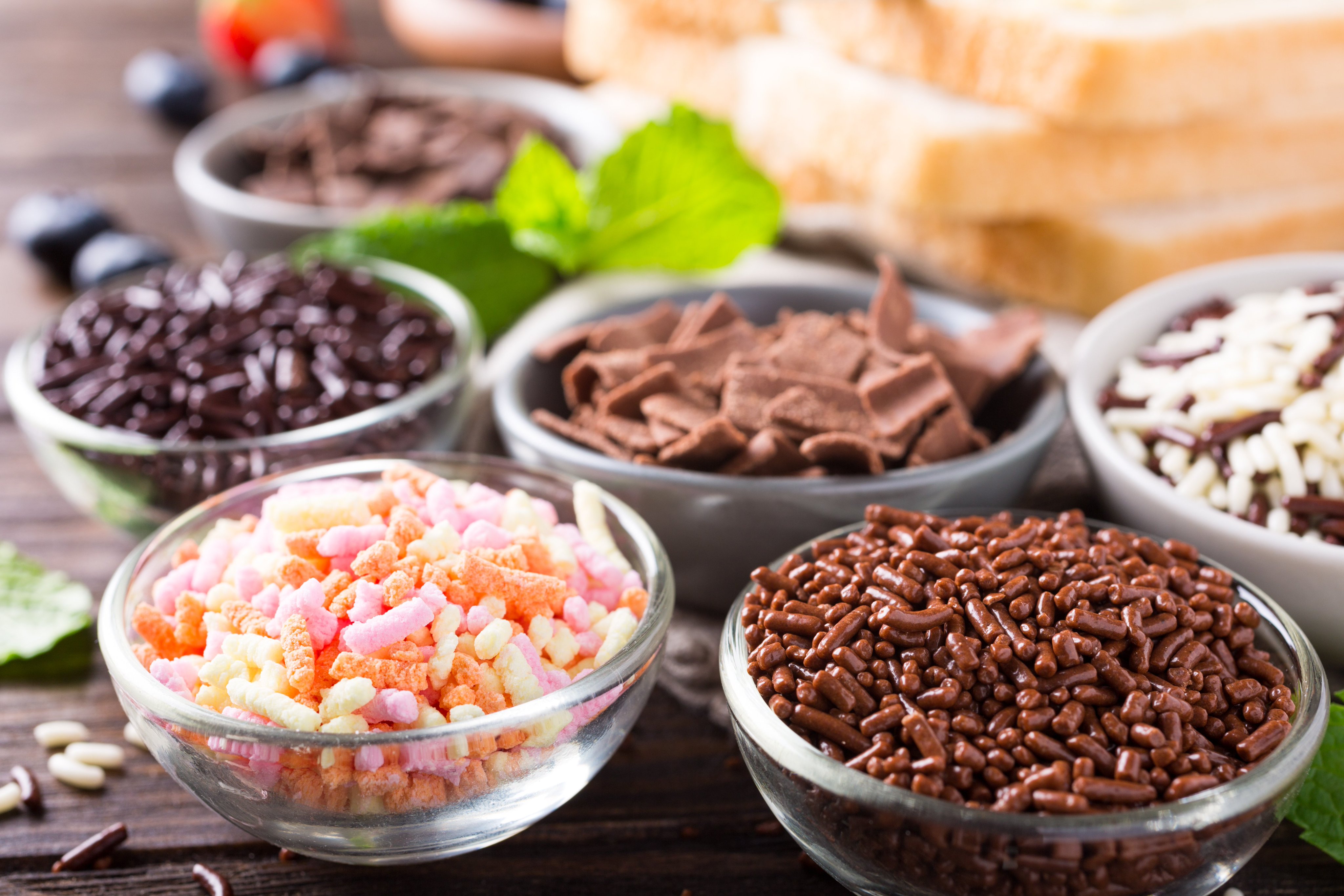 World Voyage Netherlands ハーゲルスラッハ オランダ 特有のパン専用チョコレートスプレー 朝食の定番の一つで バターを塗ったパンにたっぷりとかけていただきます オランダの朝食は非常にシンプルで 他にはパンにチーズやハムをのせて