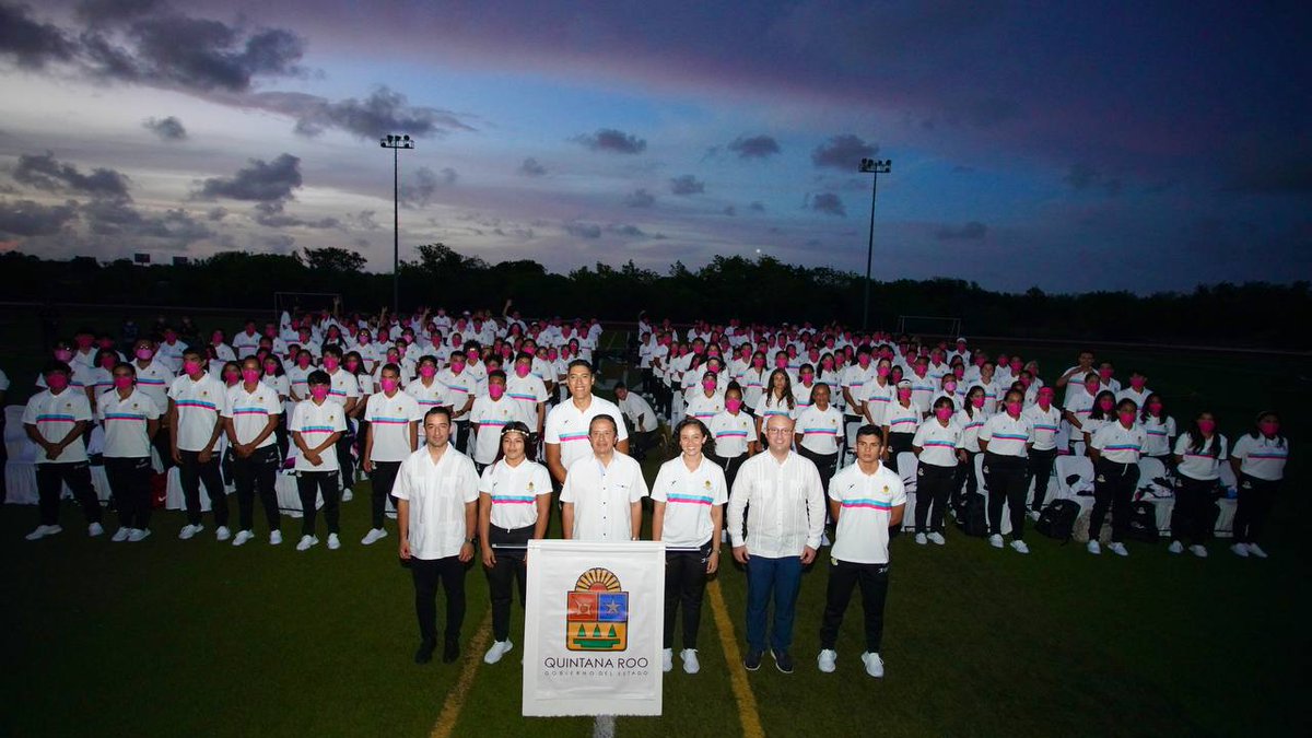CarlosJoaquin's tweet photo. Muy contento de encabezar el abanderamiento de las y los atletas de la Delegación Deportiva de Quintana Roo, que nos representarán en los Juegos Nacionales #CONADE2022. ¡Éxito campeones y campeonas! #OrgulloQuintanarroense @cojudeqinfo https://t.co/YXLJCRu1Ea