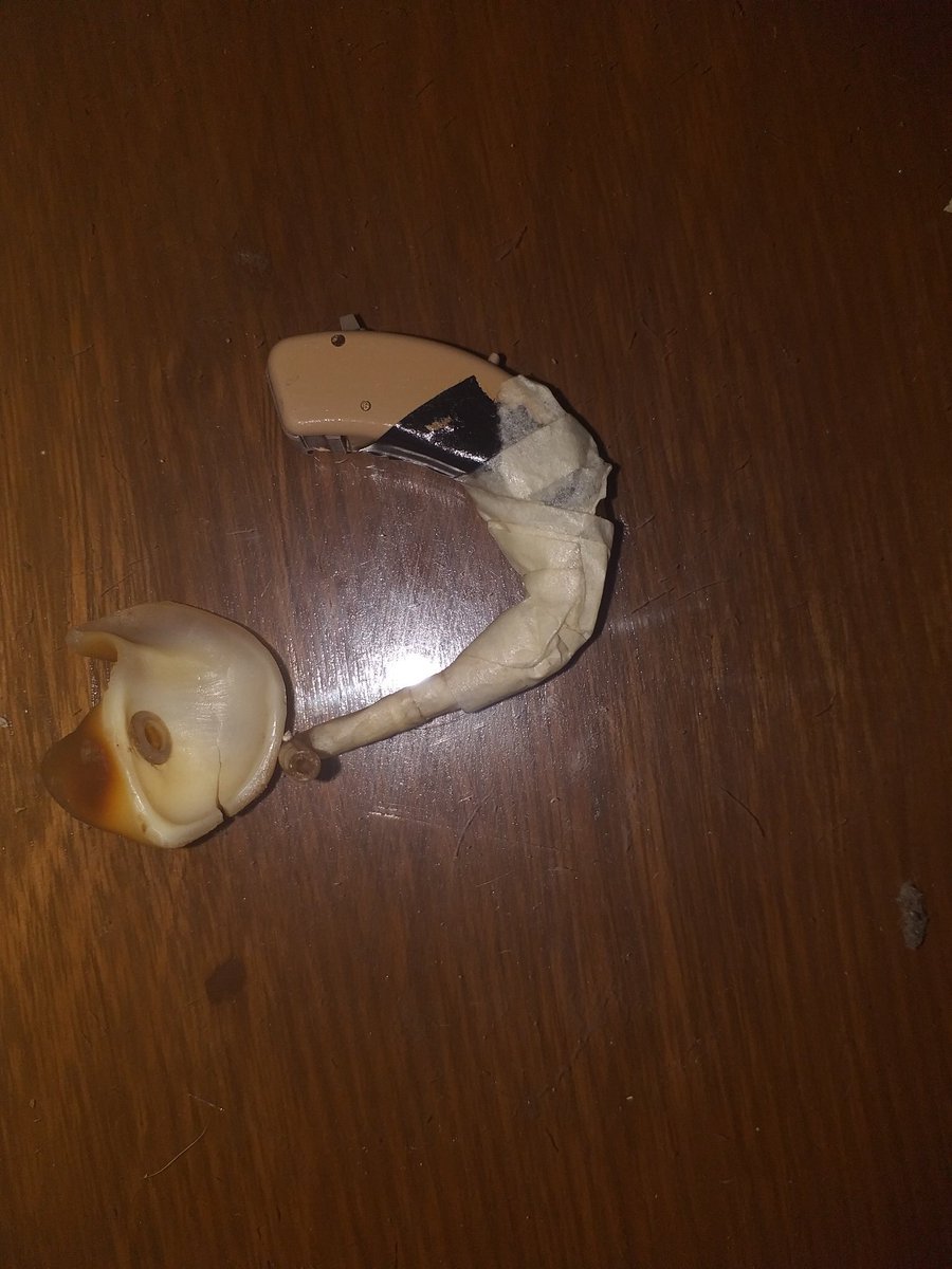 claudiamorel2's tweet photo. Ese audífono tiene hace 11 años, y claramente ya cumplió su vida útil, necesita otro. Estábamos ahorrando para el efecto pero éste se descompuso antes de que pudiéramos completar nuestra platita y aún nos falta cerca de 3 millones. https://t.co/sxaPat1p4S