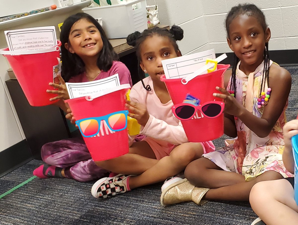MrsPs_firsties's tweet photo. Last day of school ❤️! #SidewalkChalk #Popsicles #bucketsoffun #candyawards @KreinhopKISD https://t.co/1WuN7QaOmc
