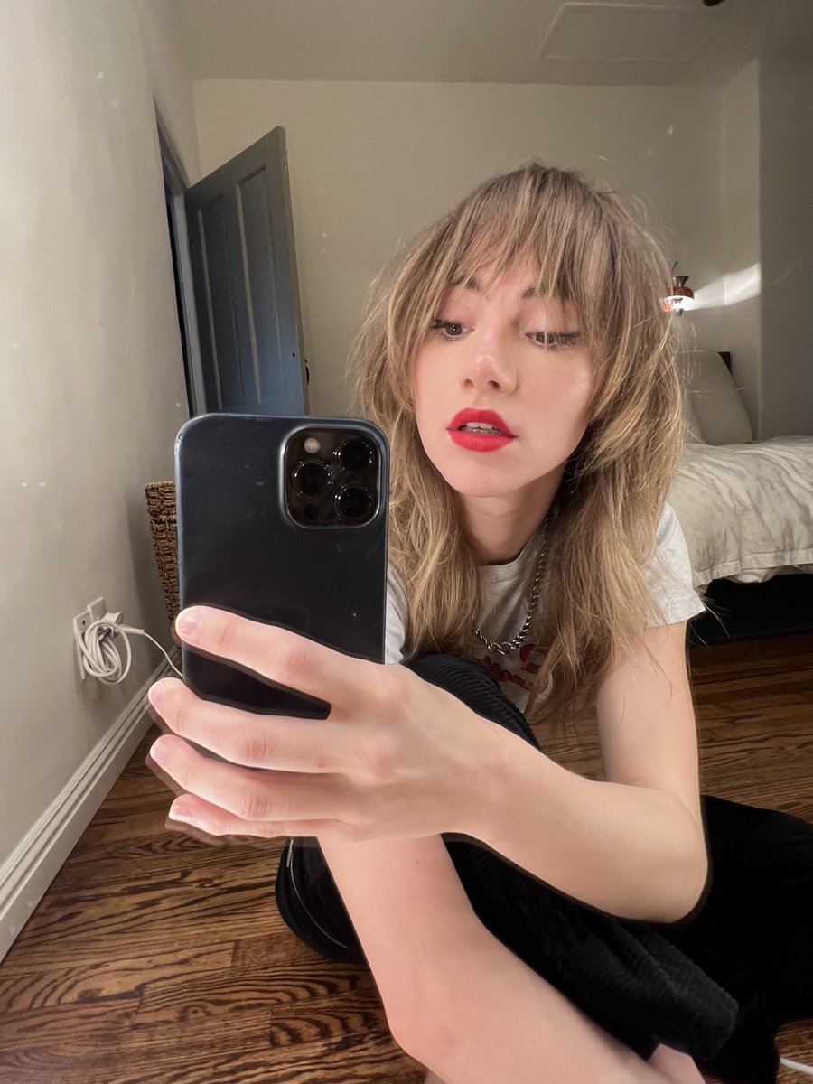 sukiwaterhouse's tweet photo. home alone with a new haircut https://t.co/HulZw8Iize